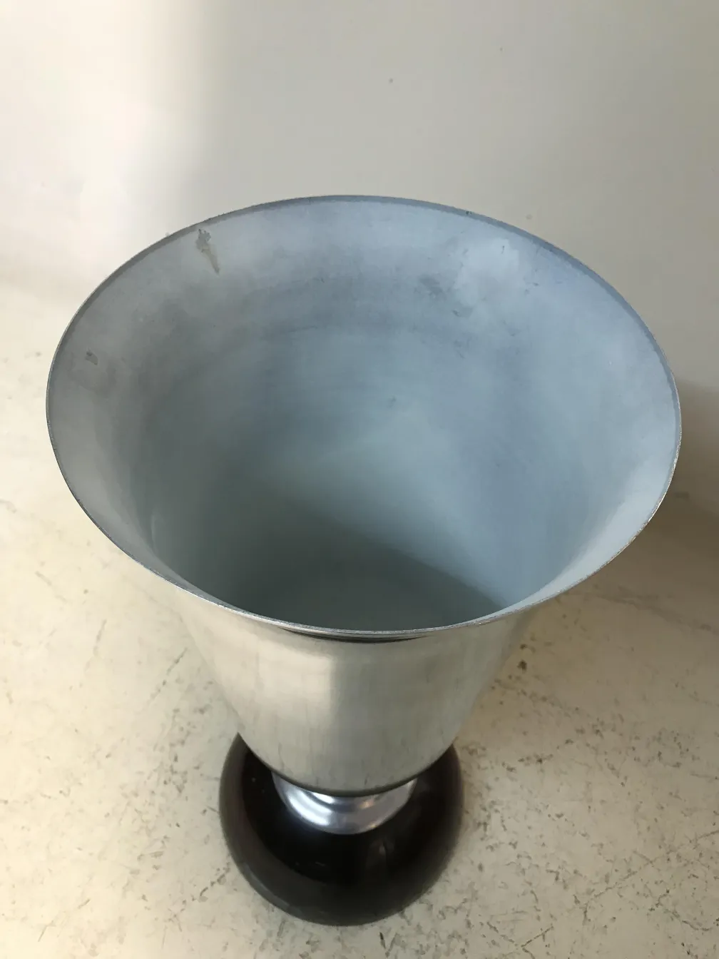 duas lâmpadas de mesa antigas em um ambiente elegante