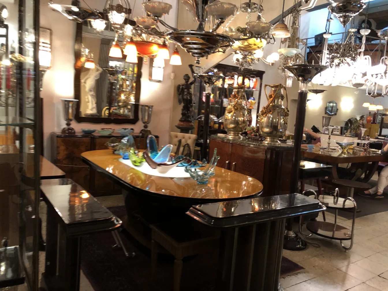 duas lâmpadas de mesa antigas em um ambiente decorativo