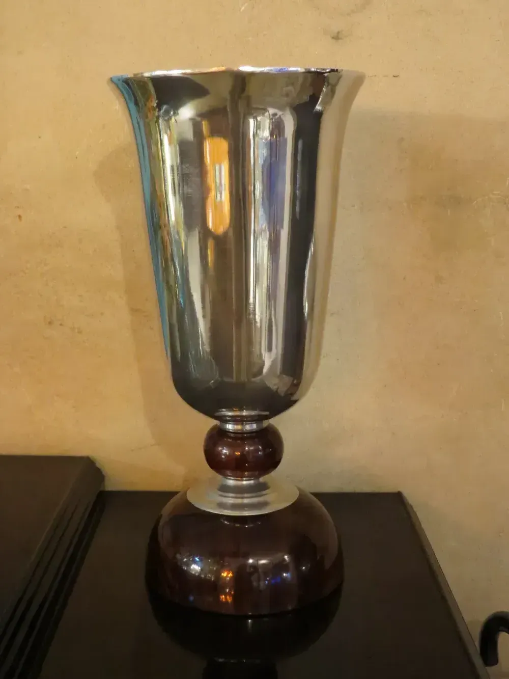 duas lâmpadas de mesa antigas com bases e abajures elegantes