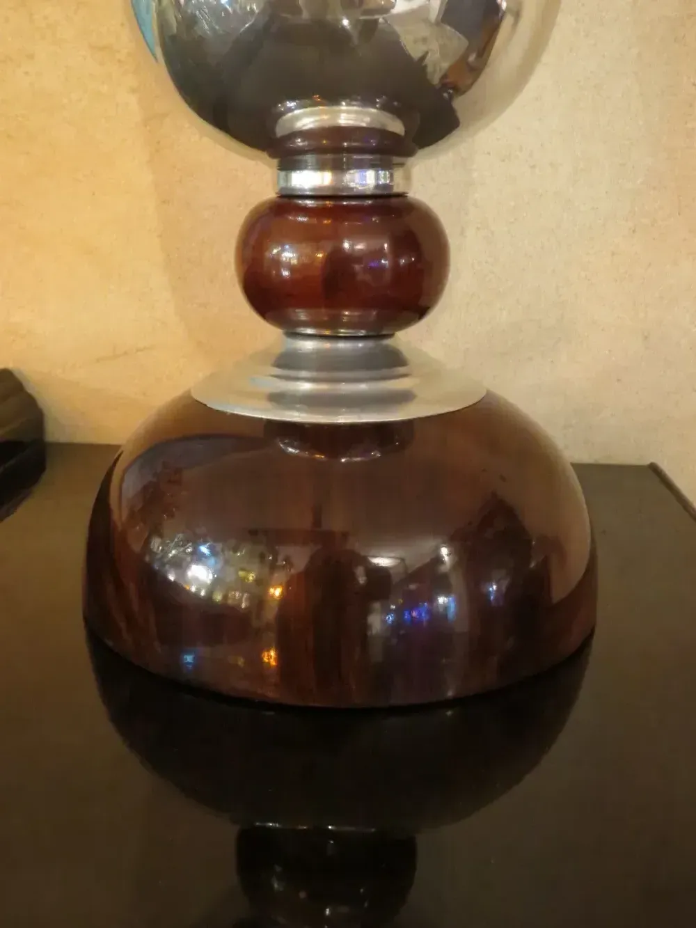 Detalhes de duas antigas lâmpadas de mesa decorativas com bases distintas e luzes.