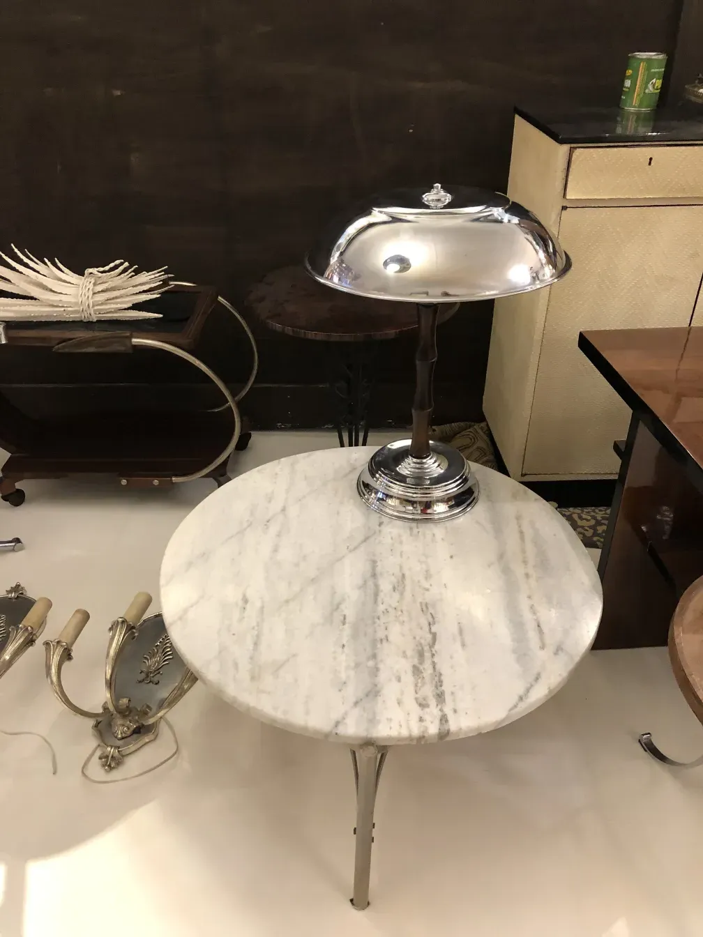 duas lâmpadas de mesa antigas com cúpulas brilhantes