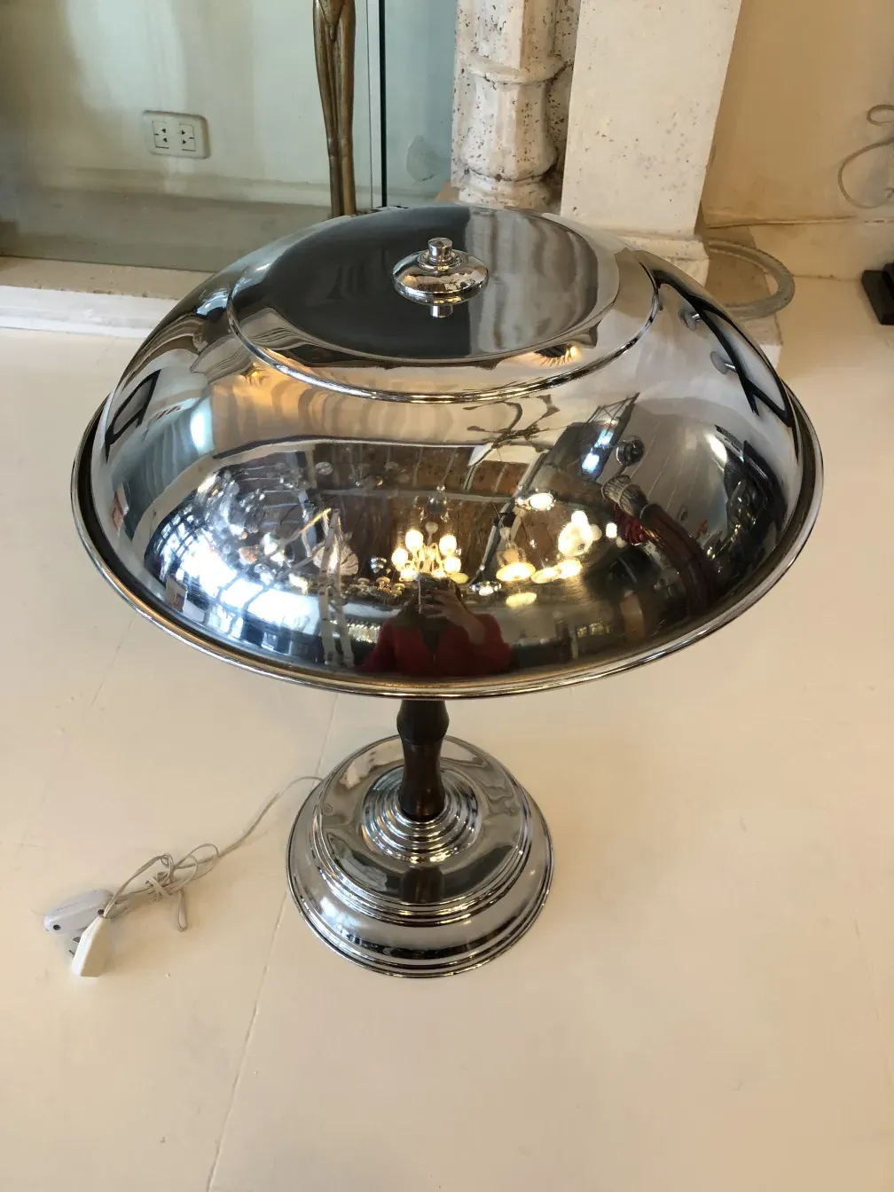 duas lâmpadas de mesa antigas com design brilhante, refletindo luz