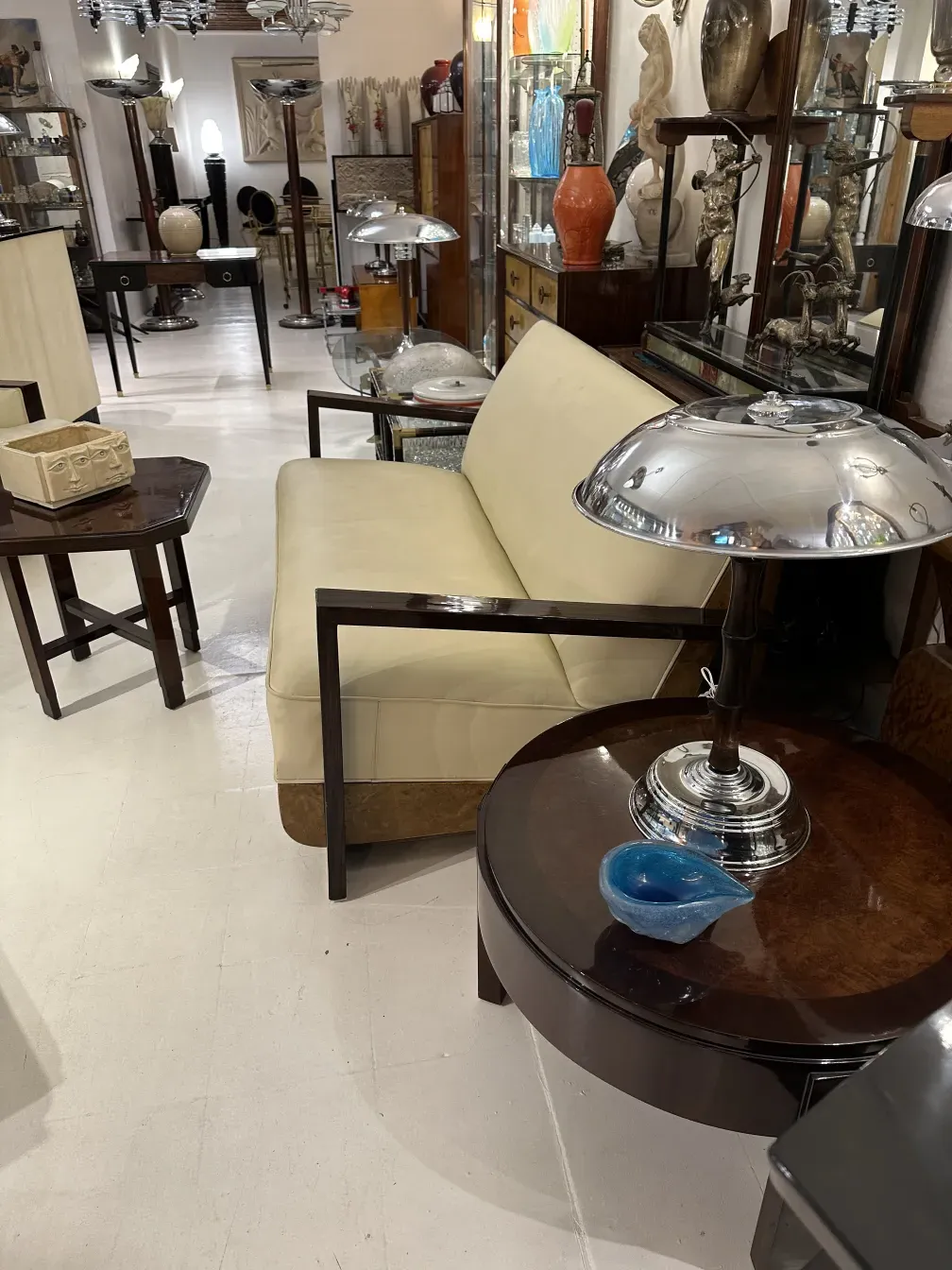 duas antigas lampadas de mesa em um ambiente aconchegante, decorativas e elegantes