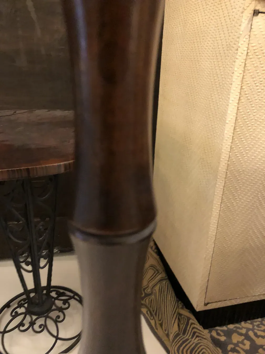 duas lâmpadas de mesa antigas decorativas em ambiente clássico