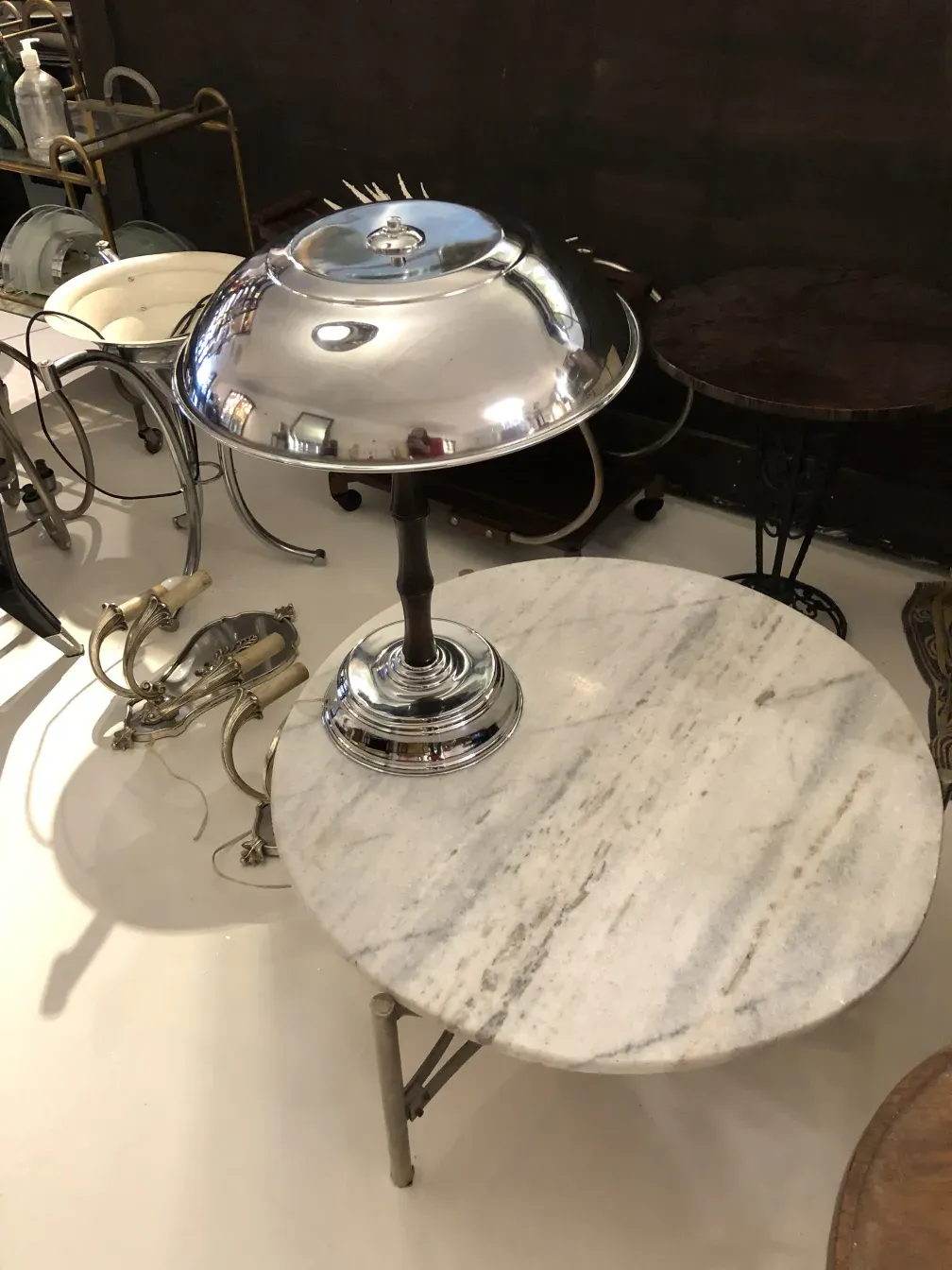 Conjunto de duas lampadas de mesa antigas com detalhes cromados