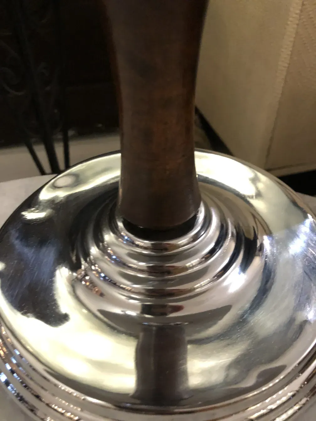 antigas lâmpadas de mesa com base de madeira e detalhes polidos