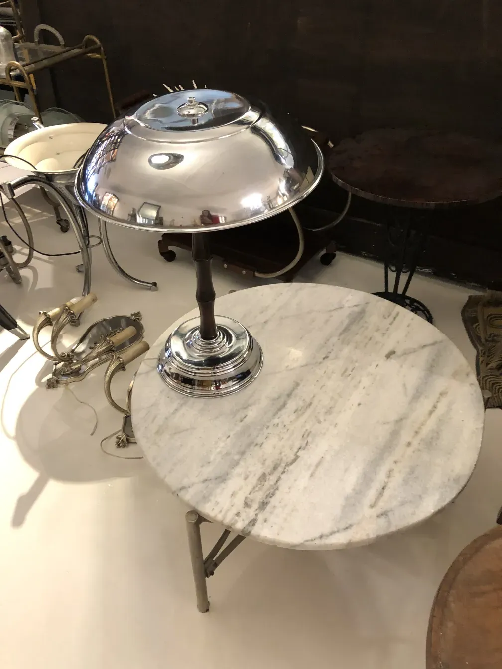 duas lâmpadas de mesa antigas em uma mesa clara com vários decorações