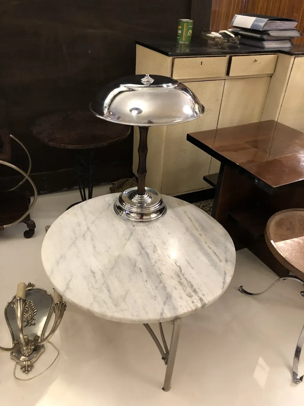 2 lâmpadas de mesa antigas e mesas em um ambiente aconchegante.