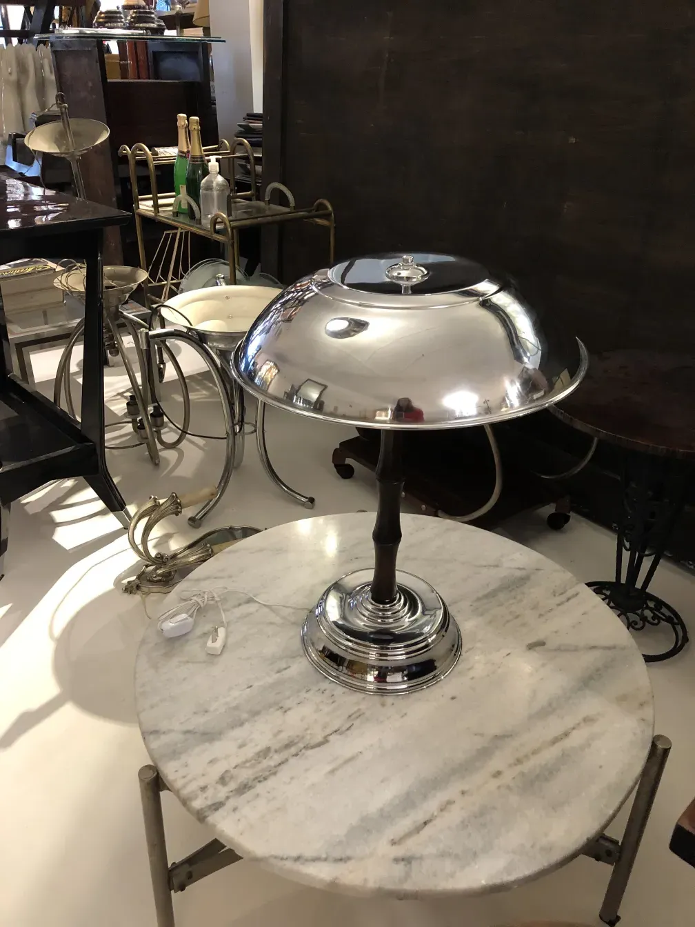 duas lâmpadas de mesa antigas com design clássico