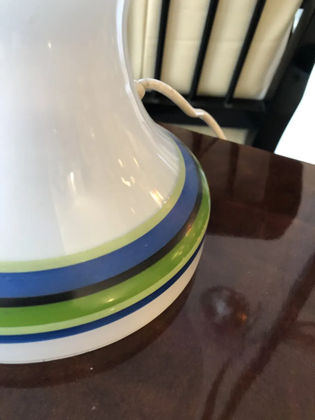 vista próxima de 2 lâmpadas de mesa antigas com cores vibrantes e ambiente moderno