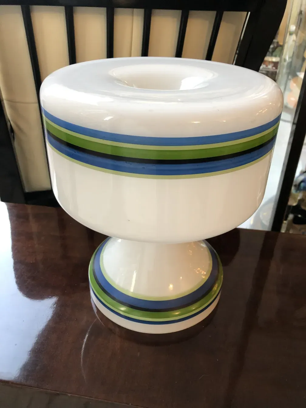 2 lâmpadas de mesa antigas coloridas em um ambiente vintage