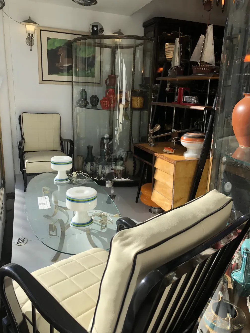 Duas lâmpadas de mesa antigas em um ambiente sofisticado