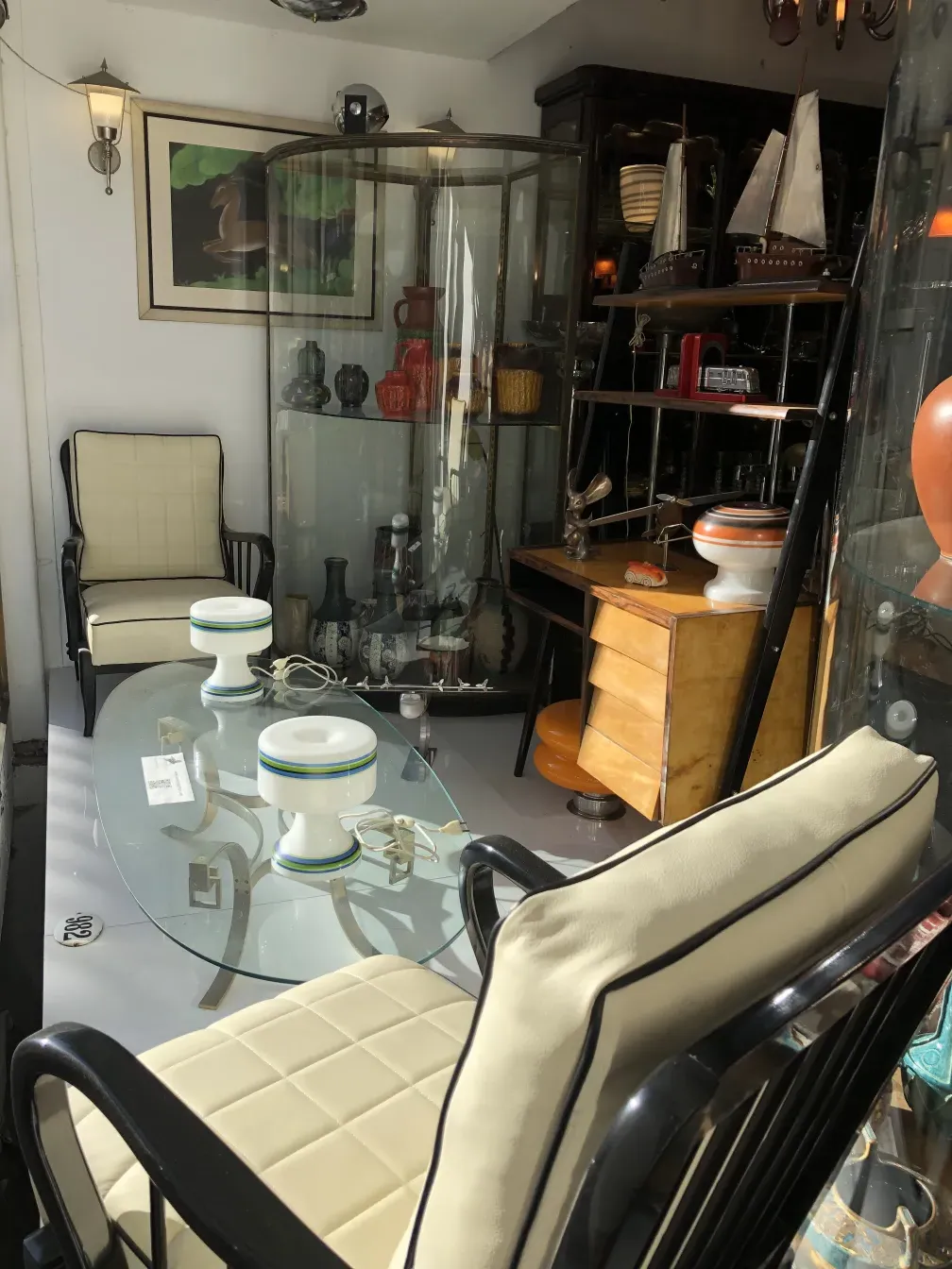 duas lâmpadas de mesa antigas em um ambiente decorativo