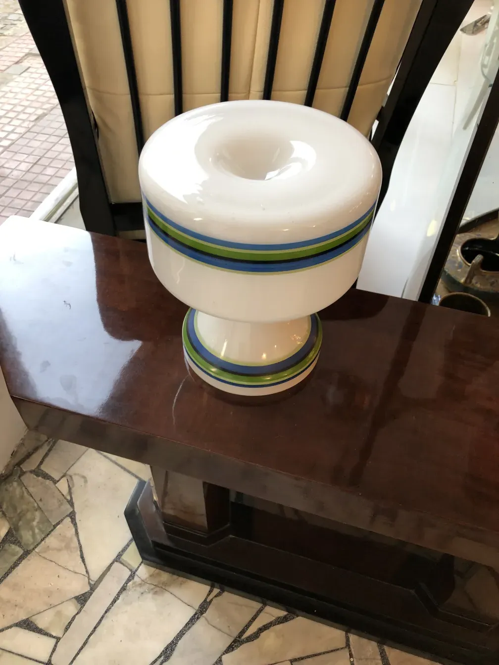 Duas lâmpadas de mesa antigas com designs coloridos em um ambiente elegante