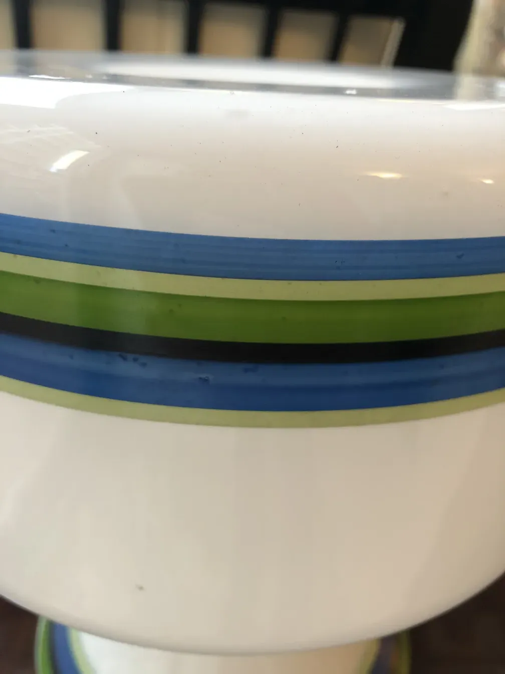 duas lâmpadas de mesa antigas com faixas coloridas