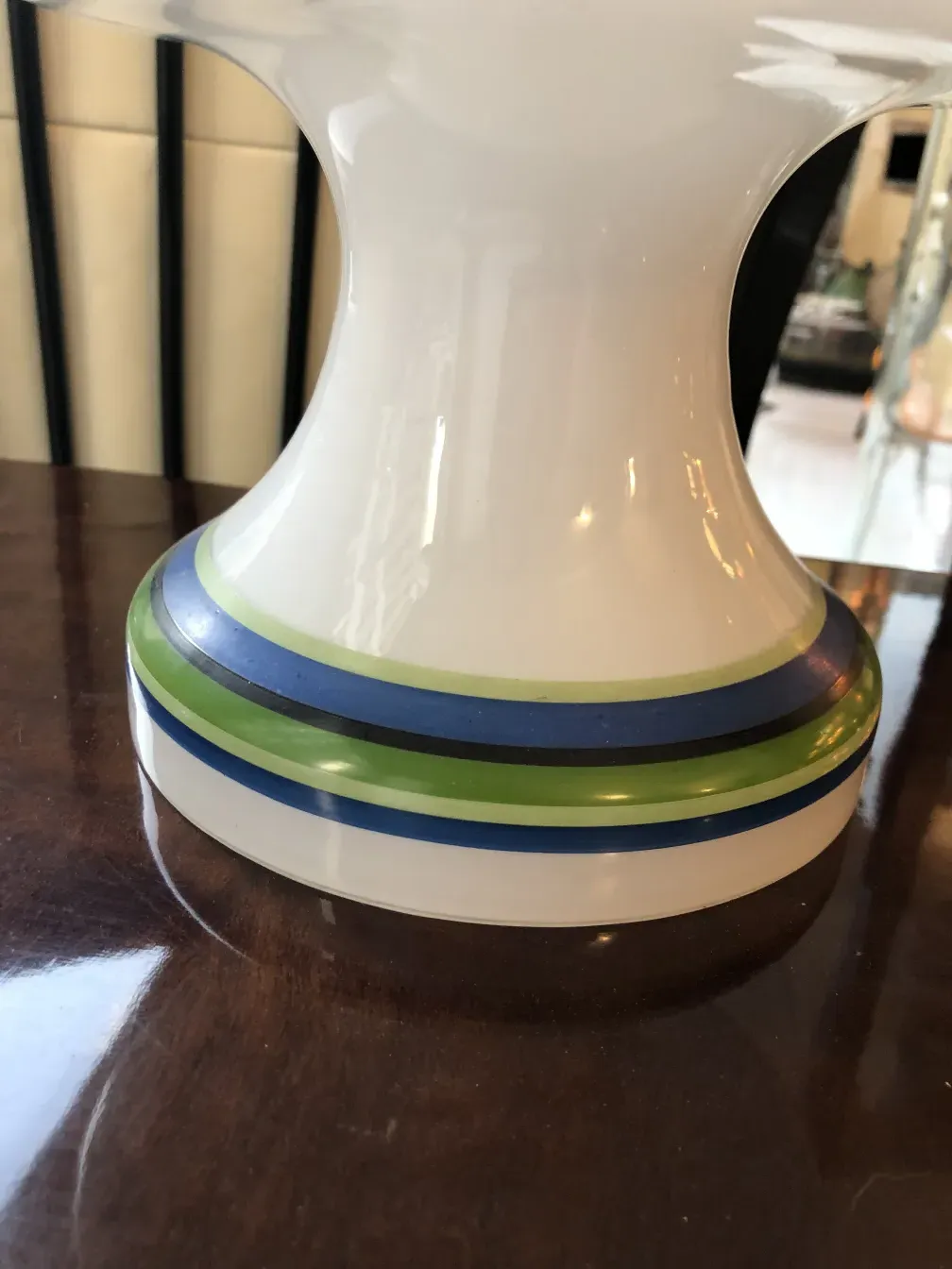 duas lâmpadas de mesa antigas com detalhes coloridos