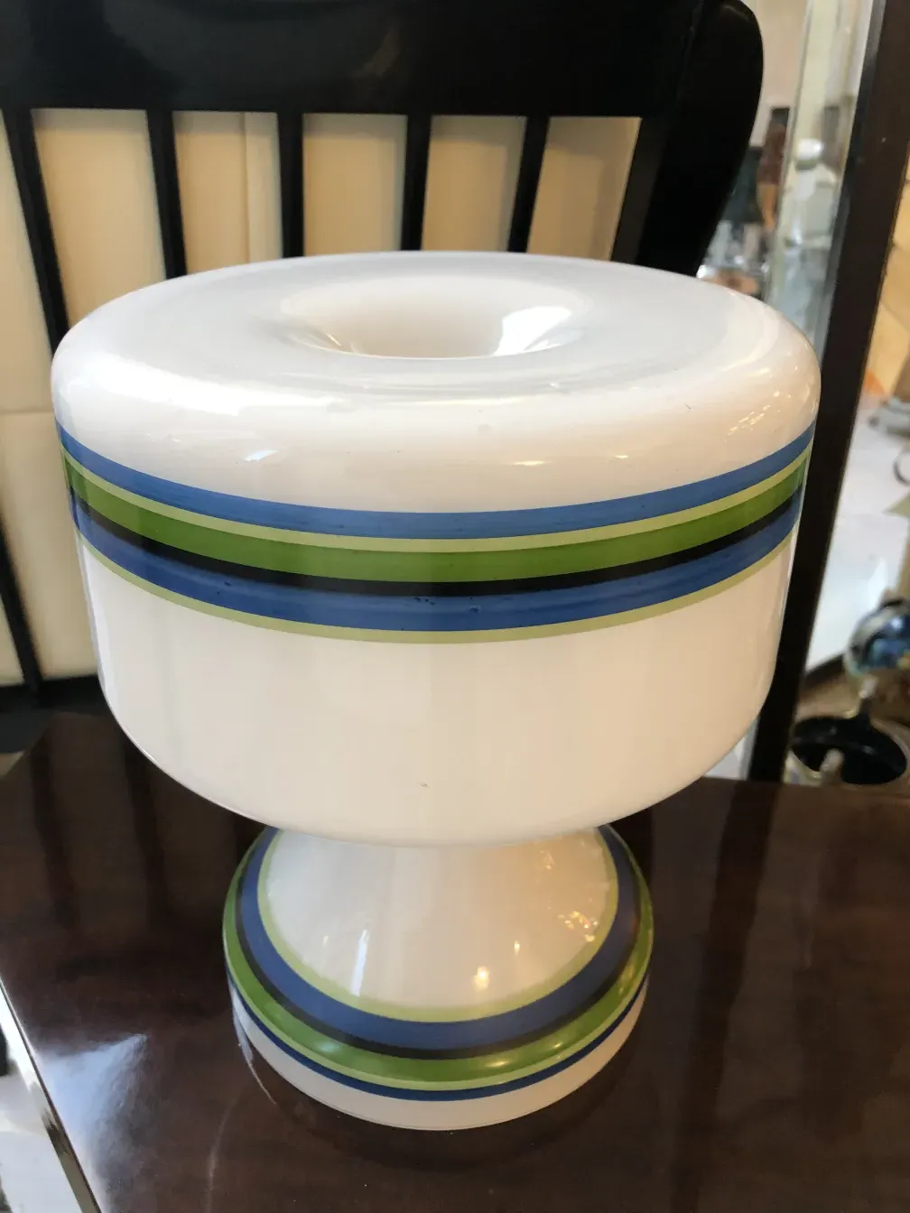 duas lâmpadas de mesa antigas com design colorido e formato arredondado