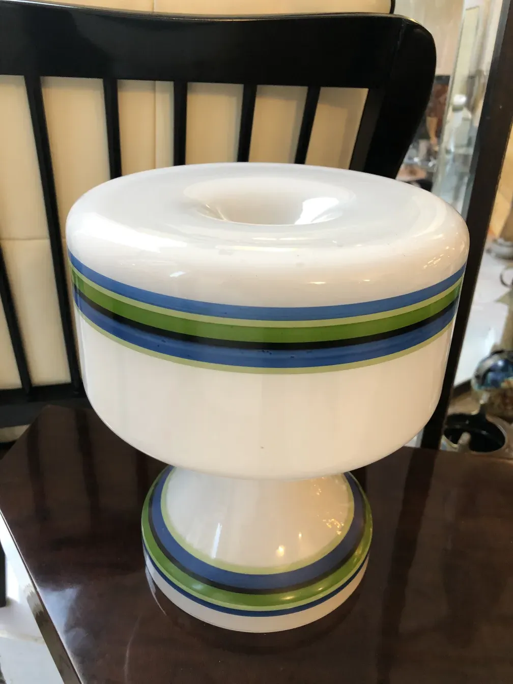 duas lâmpadas de mesa antigas com design colorido em um ambiente aconchegante