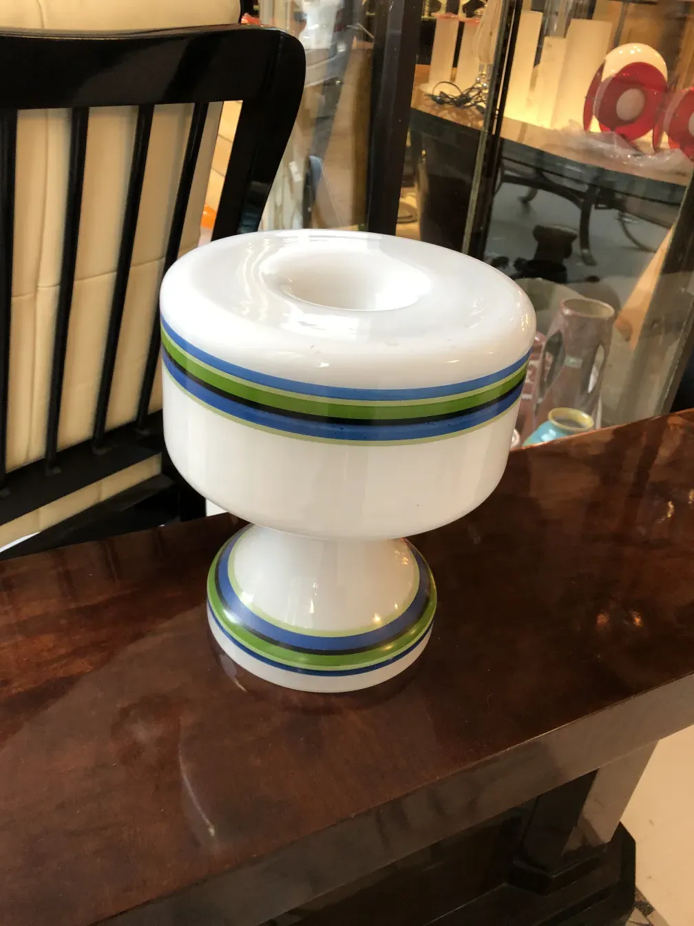 2 lâmpadas de mesa antigas com base compacta e cores vibrantes