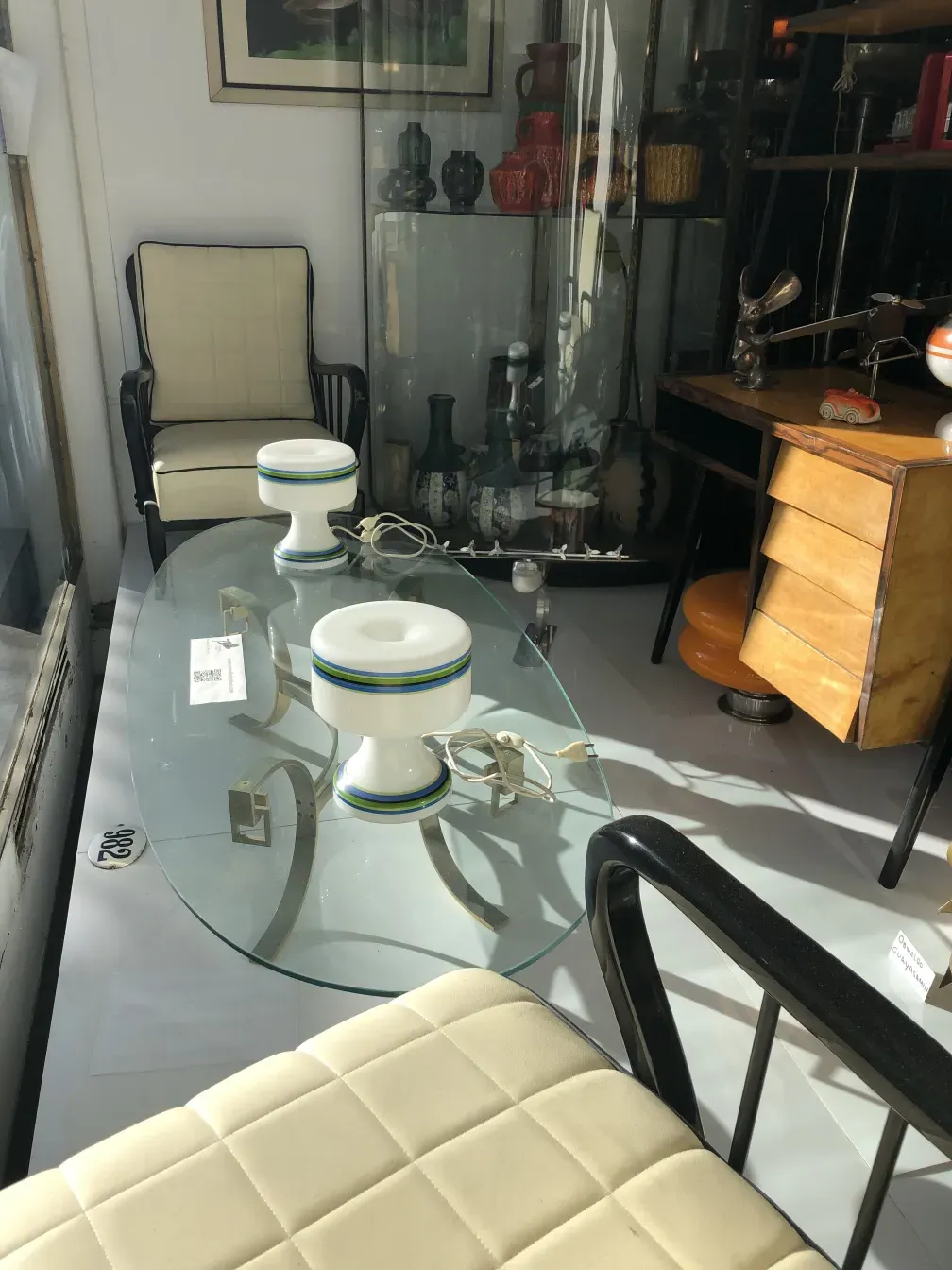 2 lâmpadas de mesa antigas com design atraente e cores vibrantes em um ambiente decorativo.