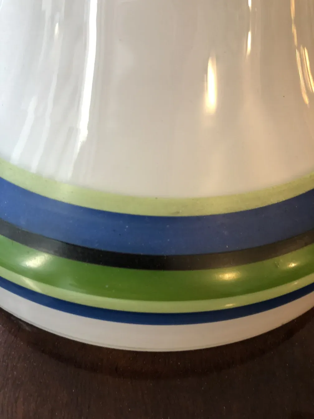 duas lampadas de mesa antigas com cores vibrantes em um ambiente elegante.