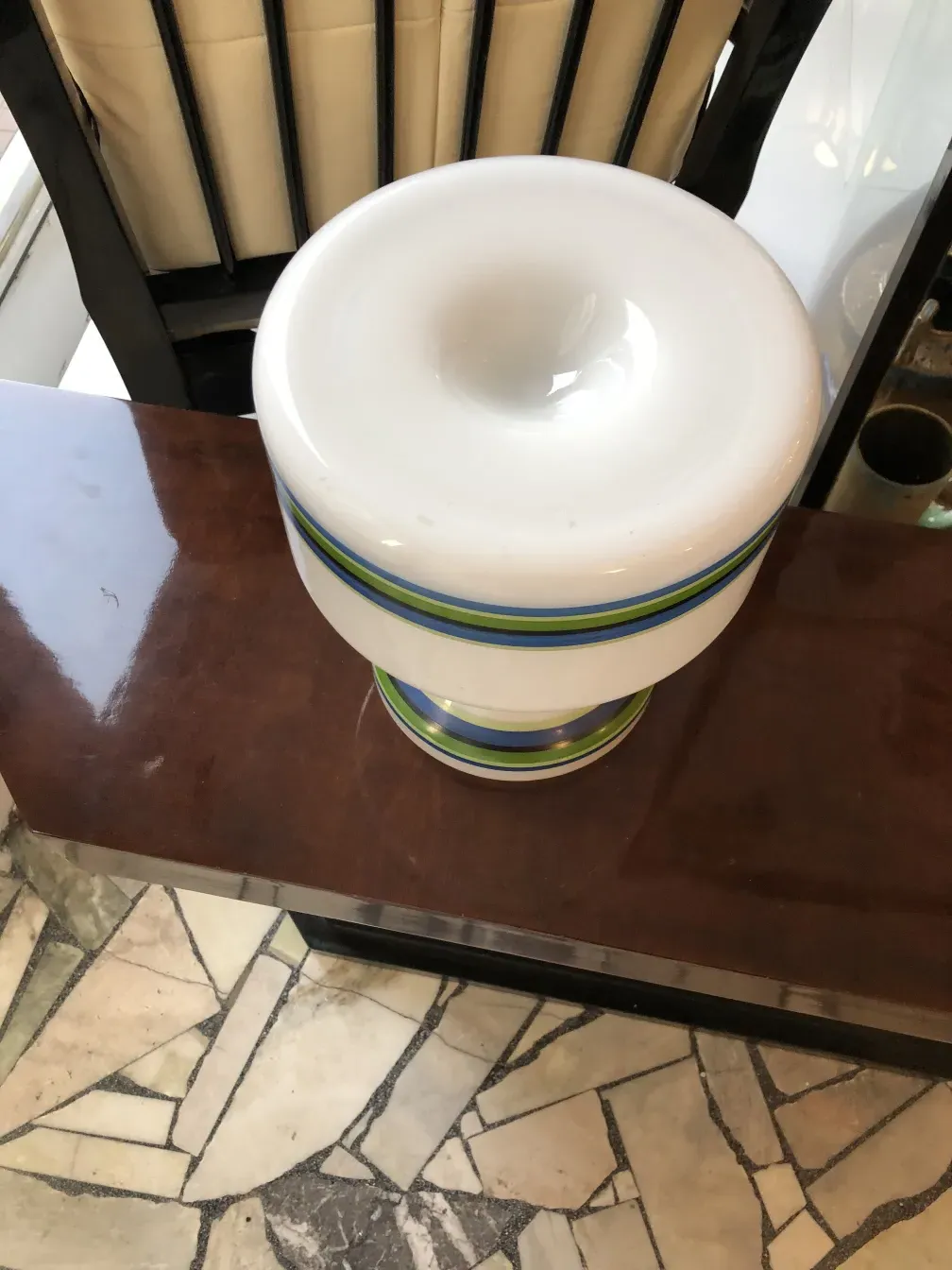 duas lâmpadas de mesa antigas decoradas com cores vibrantes em uma mesa