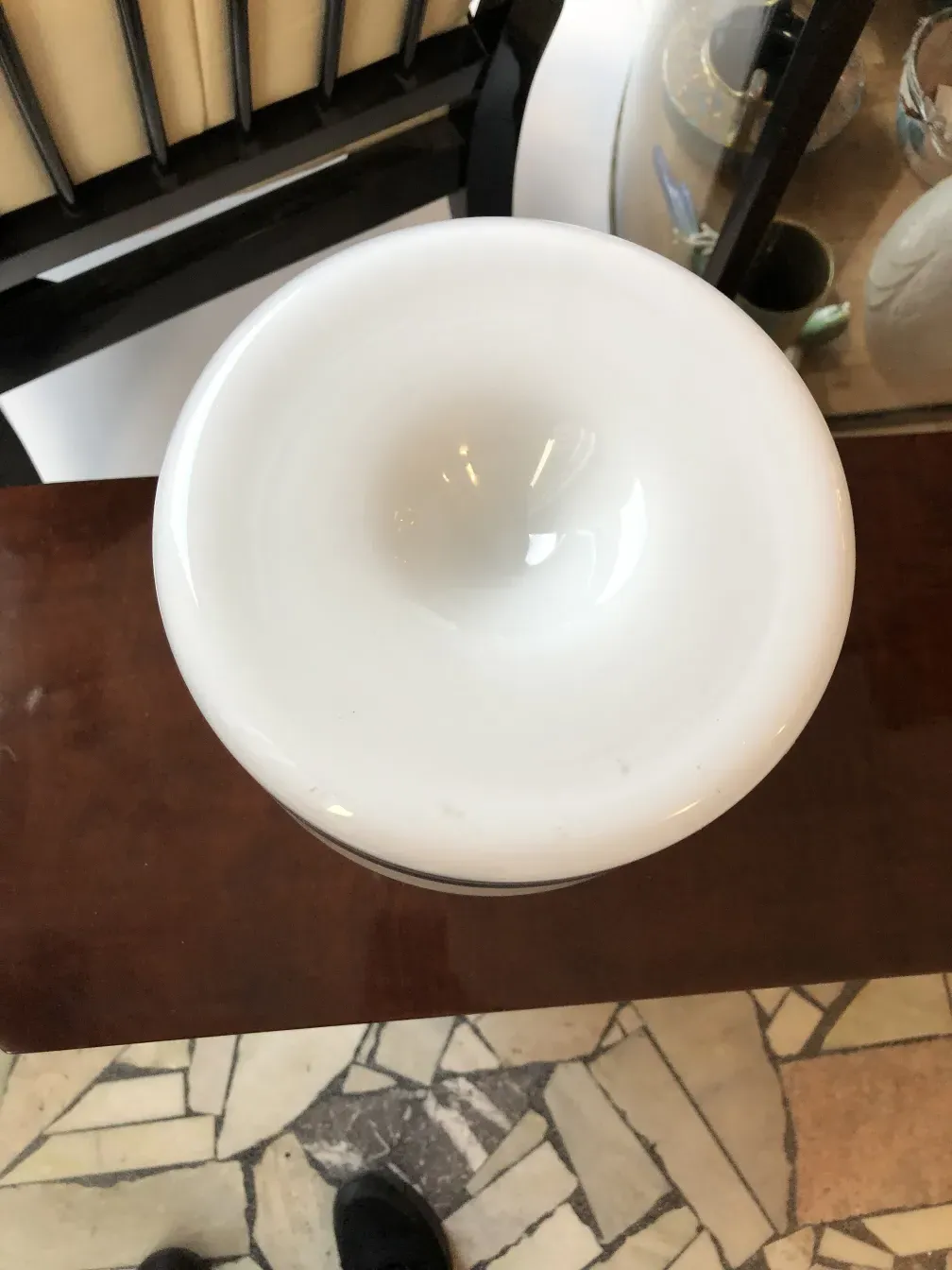 vista de cima de 2 lâmpadas de mesa antigas, cor branca, em uma mesa de madeira