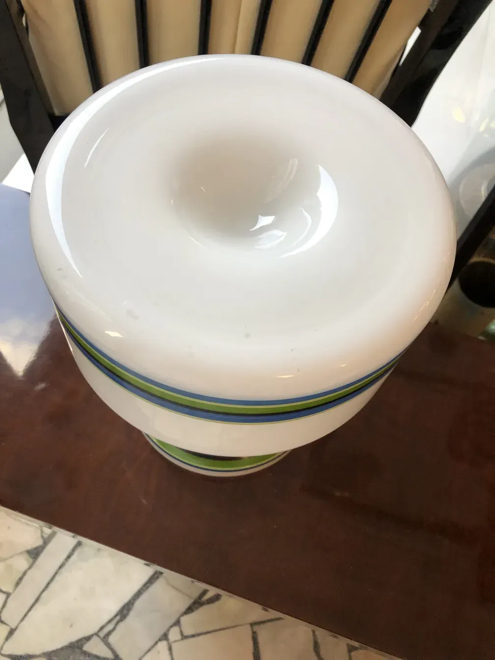 vista superior de duas lâmpadas de mesa antigas com detalhes coloridos em uma mesa