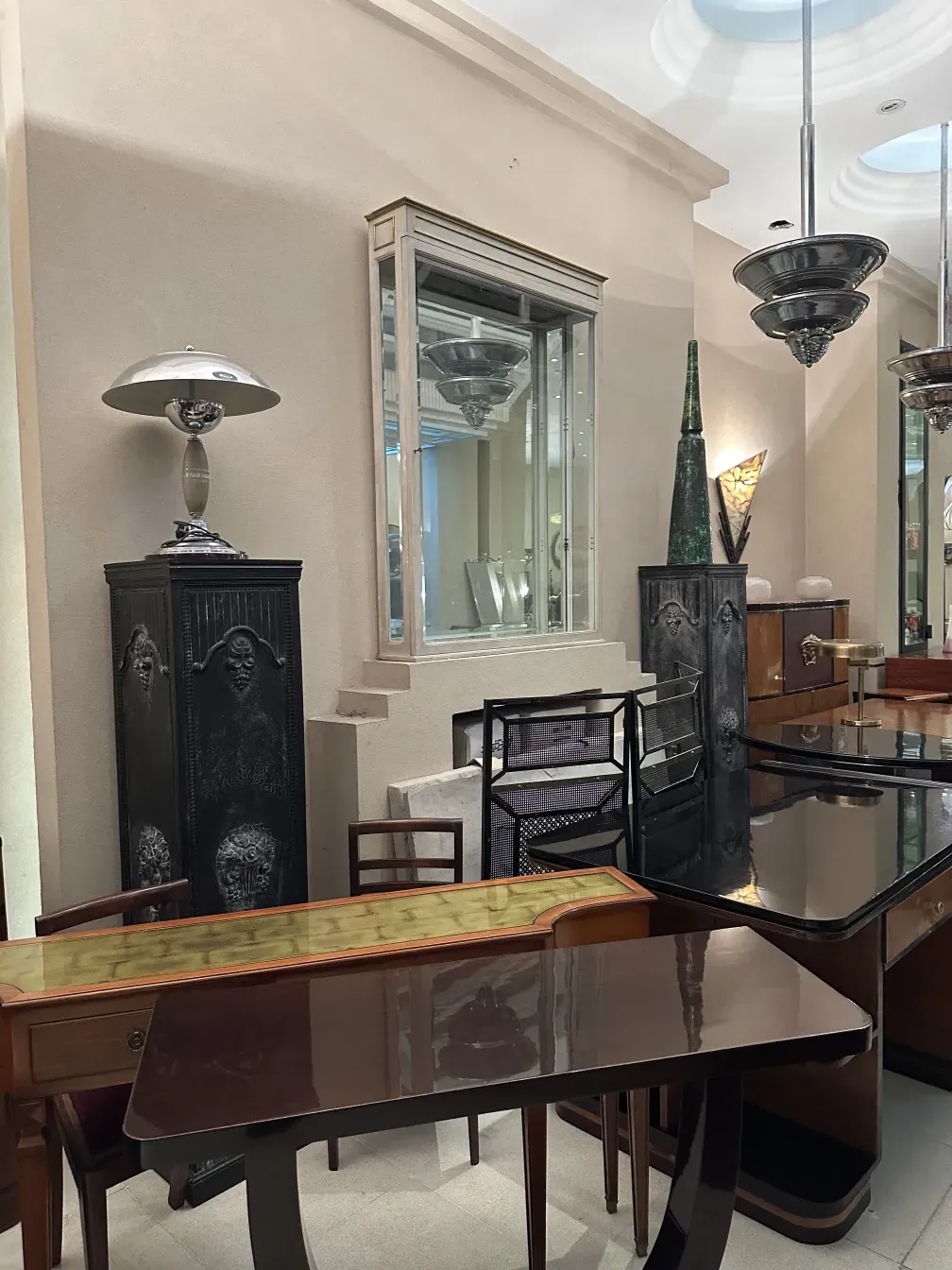 duas lâmpadas de mesa antigas em um ambiente elegante com móveis