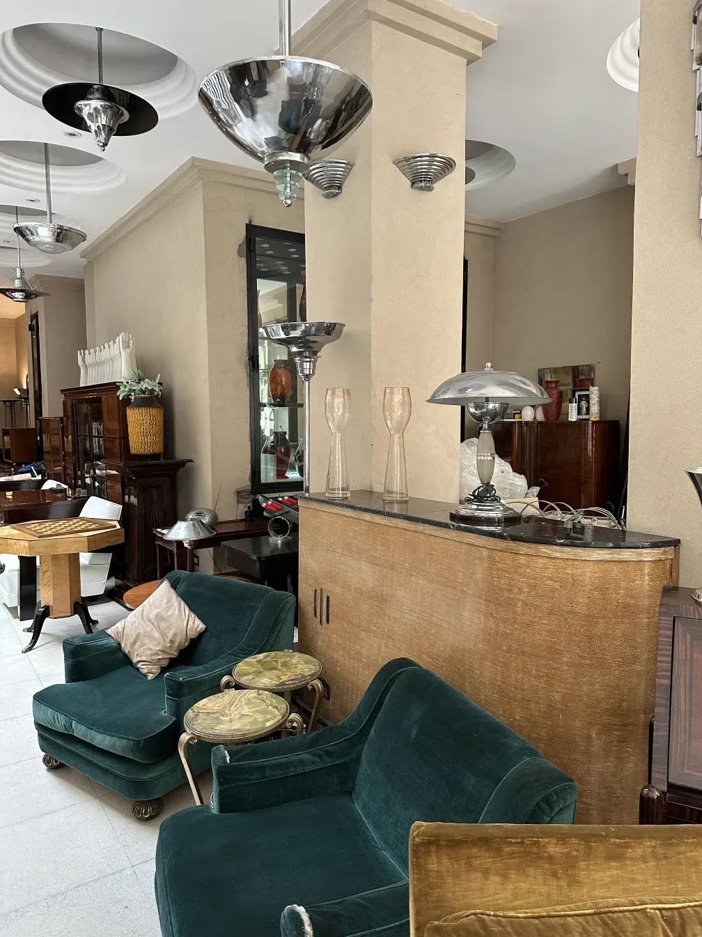 duas antigas lampadas de mesa em um ambiente acolhedor