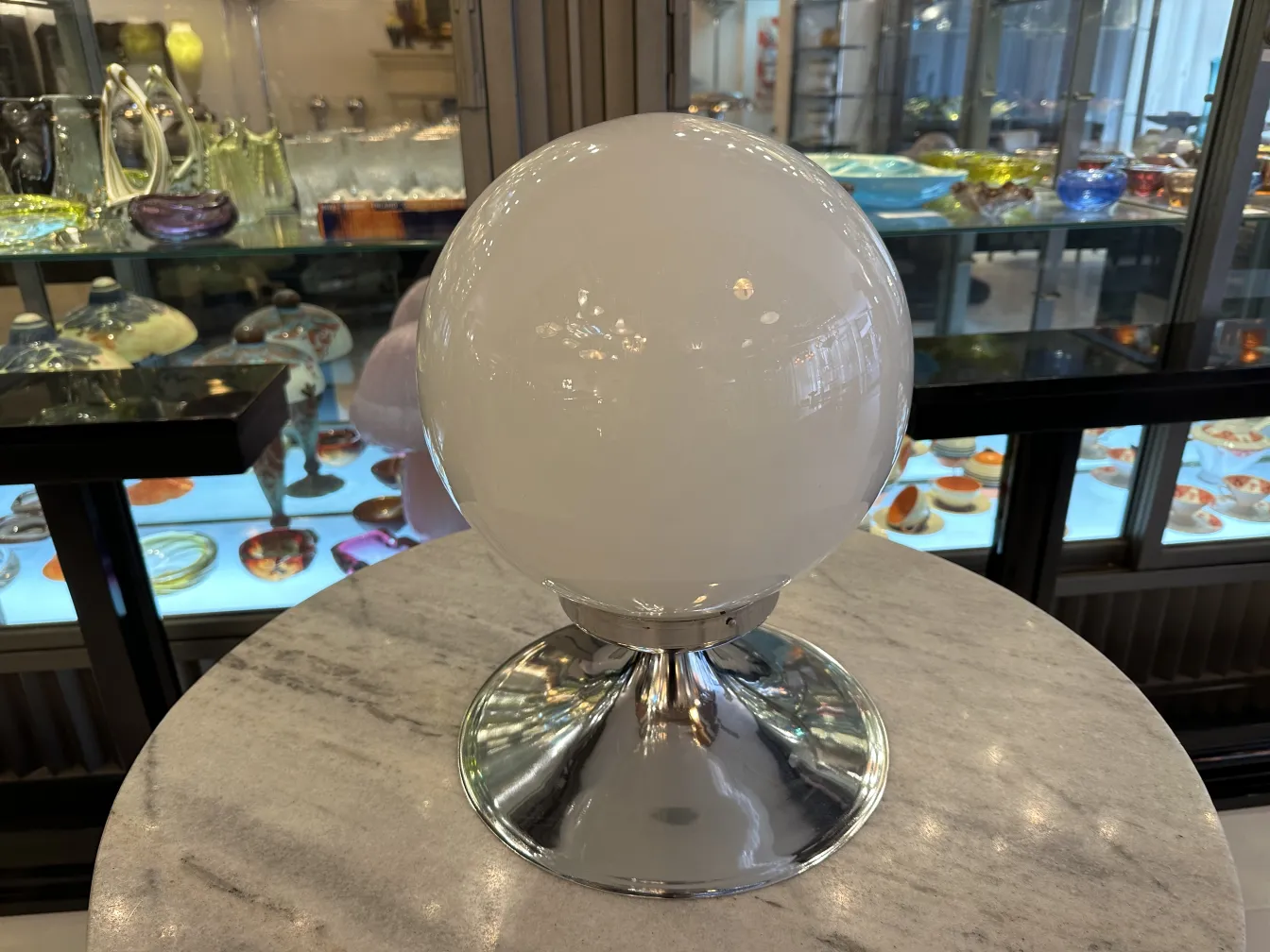 Par de lâmpadas de mesa antigas com base brilhante, em ambiente elegante de antiguidades