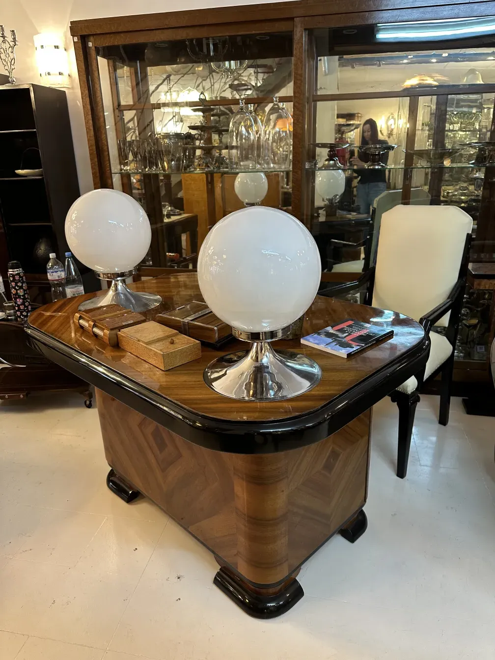 Duas lâmpadas de mesa antigas com cúpulas redondas em uma mesa