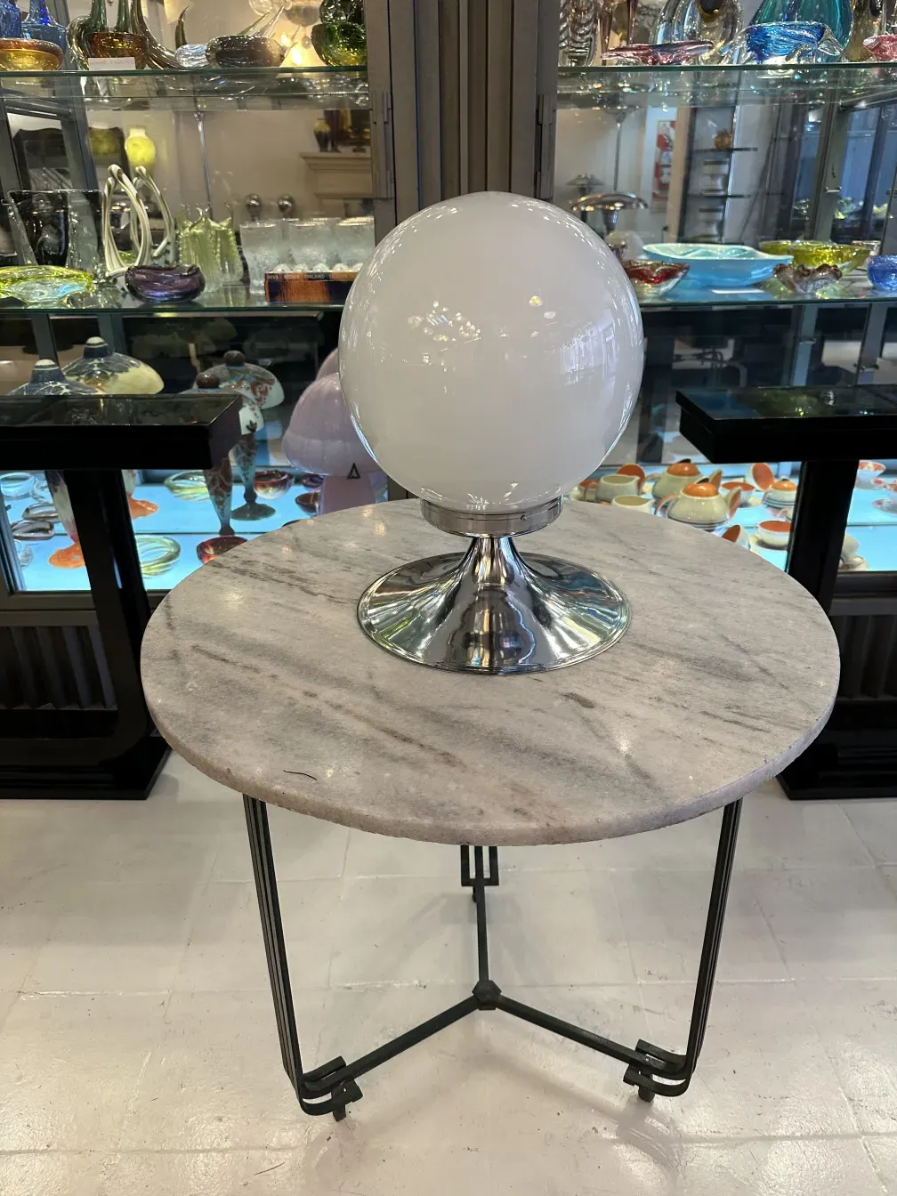 lâmpadas de mesa antigas com bases brilhantes, cercadas por itens decorativos