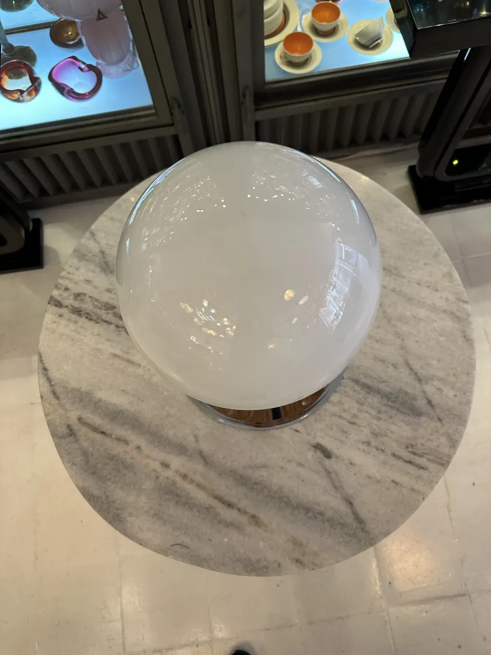 Duas lâmpadas de mesa antigas com design redondo em uma mesa de mármore em um ambiente aconchegante