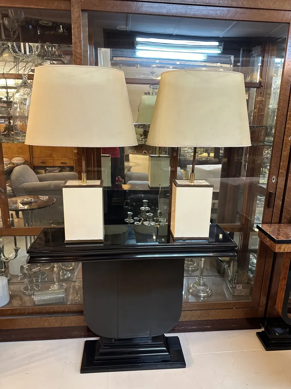 Duas lâmpadas de mesa antigas com cúpulas em um ambiente elegante