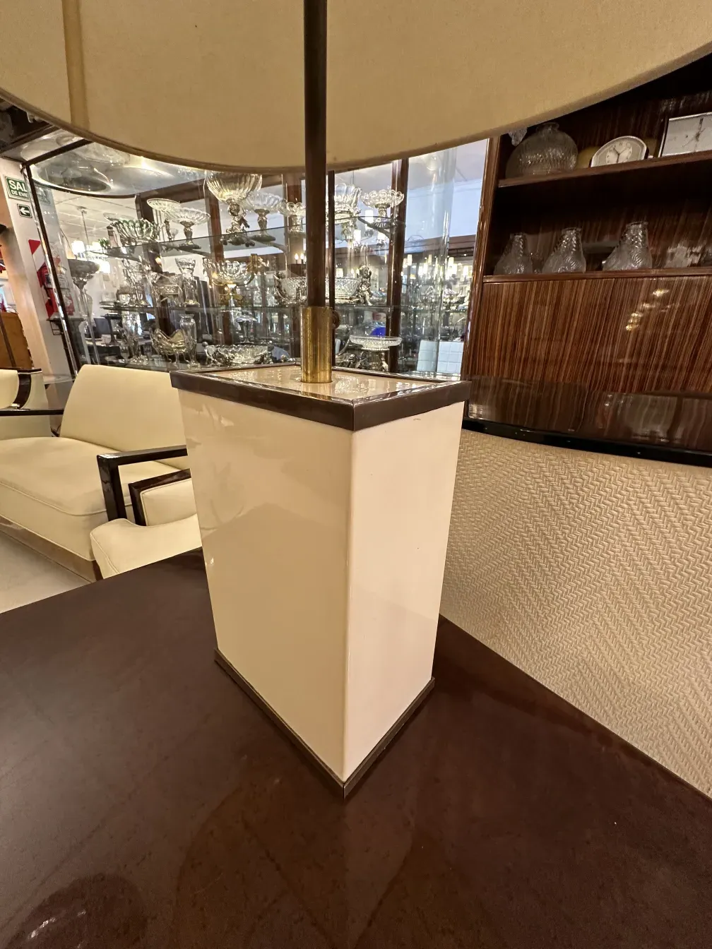 duas lâmpadas de mesa antigas em um ambiente elegante