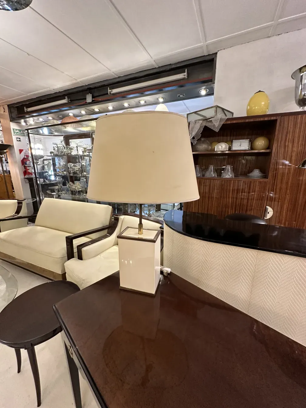 duas lâmpadas de mesa antigas em um ambiente de decoração elegante