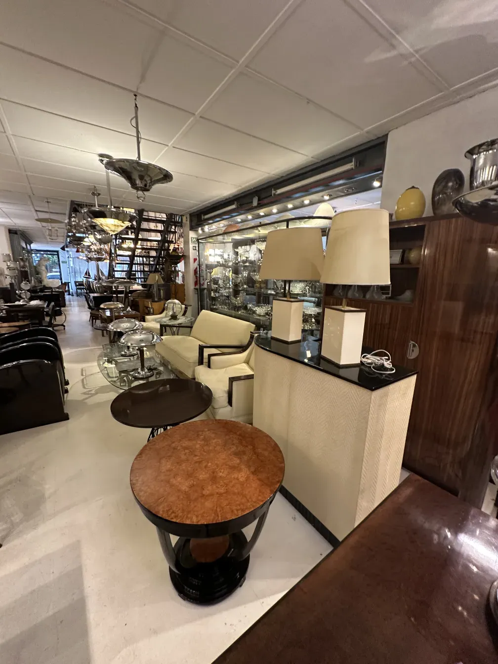 duas lampadas de mesa antigas em um ambiente acolhedor