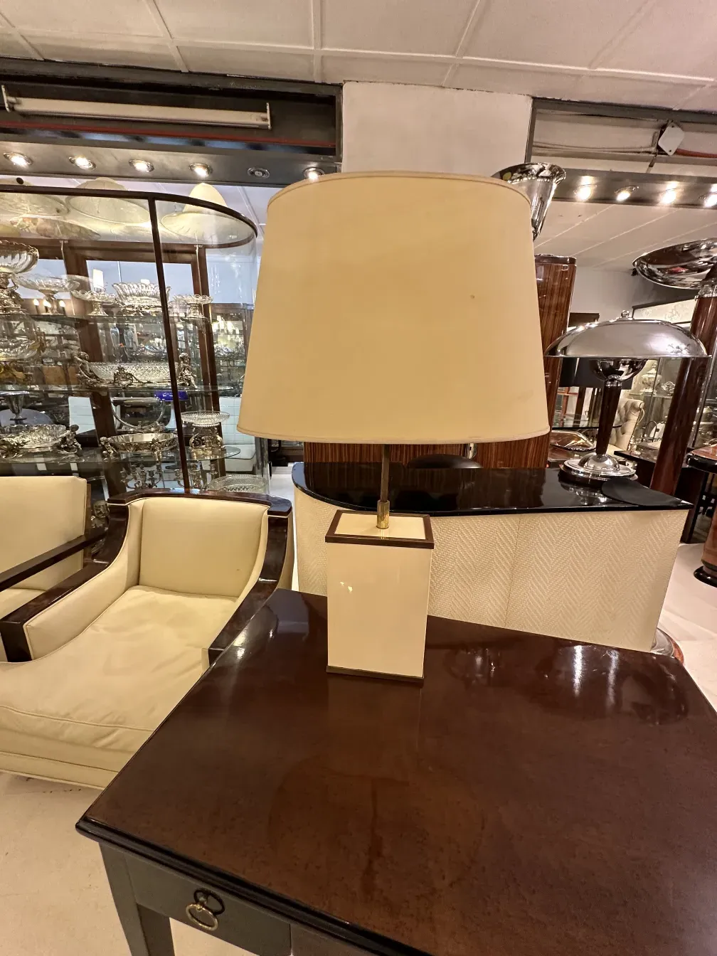 2 lâmpadas de mesa antigas em uma loja de móveis elegantes