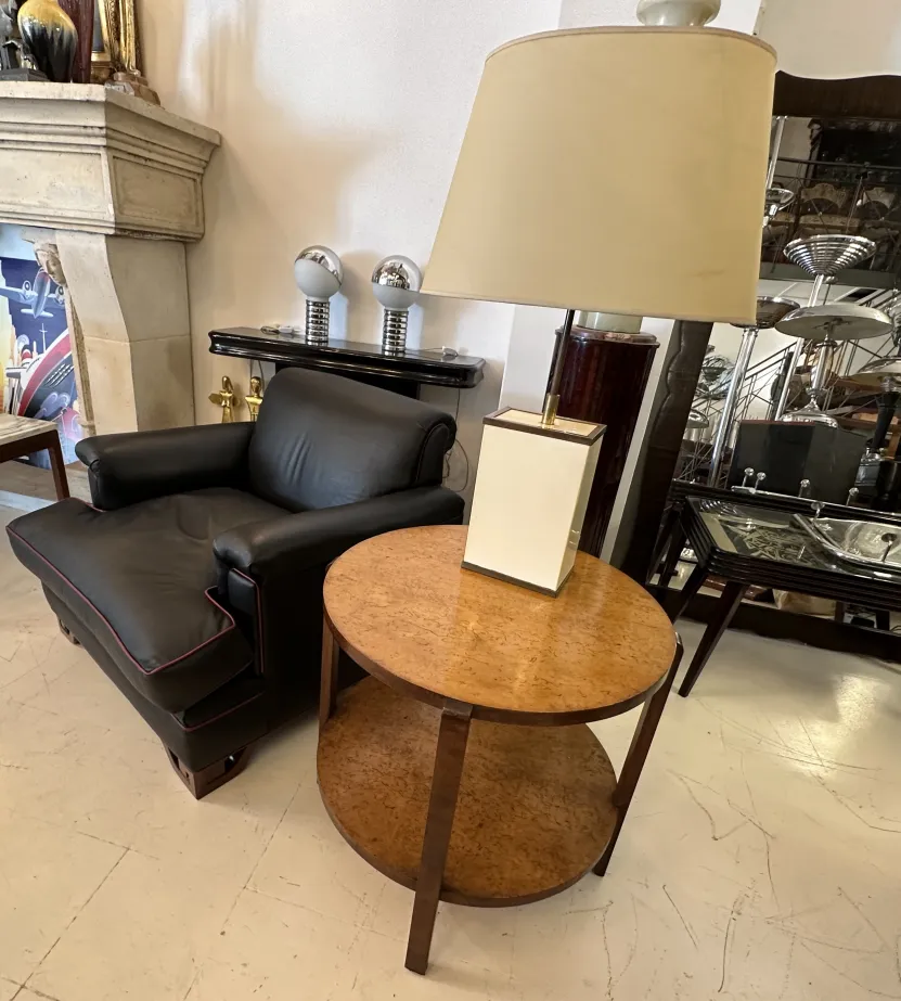 Duas lâmpadas de mesa antigas em um ambiente elegante