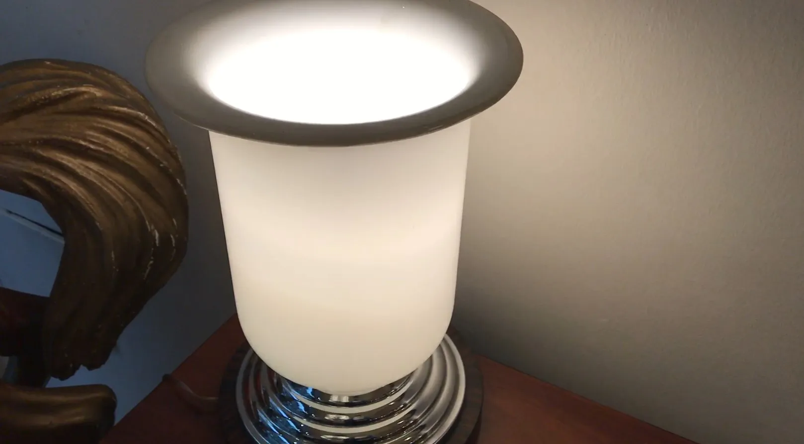 Lâmpada de mesa antiga com luz suave e base brilhante