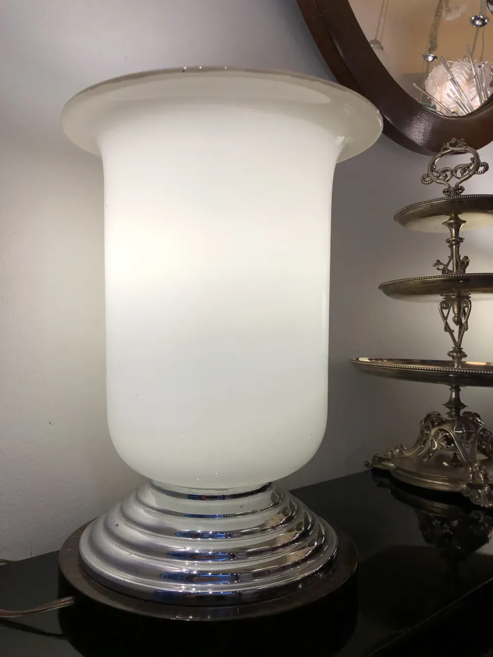 Duas lâmpadas de mesa antigas com design elegante em uma mesa