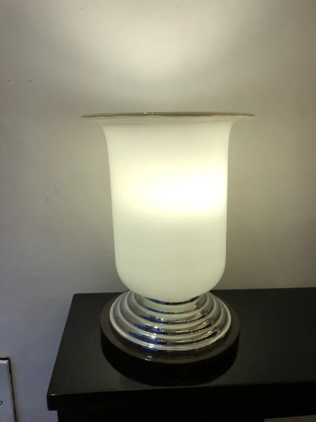 Duas antigas lâmpadas de mesa criando uma atmosfera suave e calorosa.