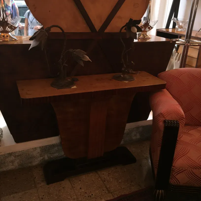 Duas lâmpadas de mesa antigas com design decorativo em uma mesa