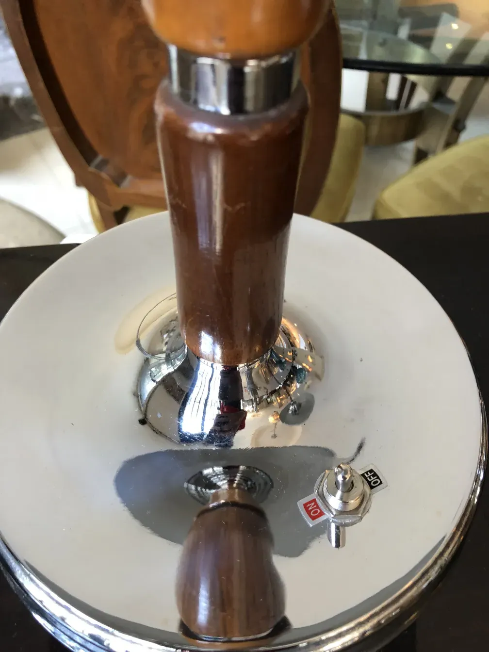 vista da base de 2 lâmpadas de mesa antigas