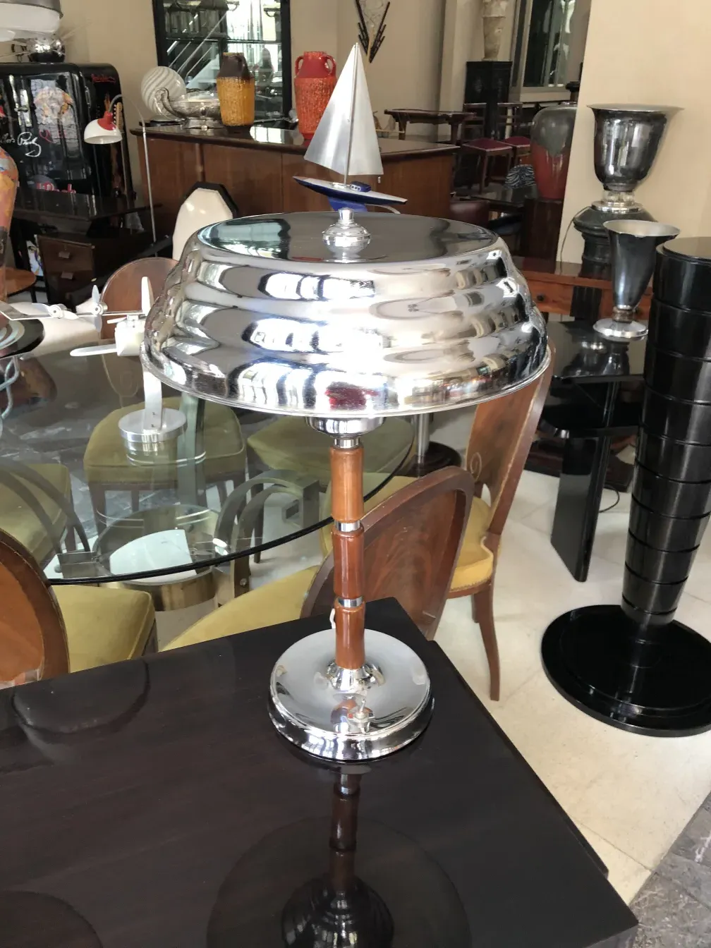 Duas lâmpadas de mesa antigas com um design elegante, cercadas por móveis vintage