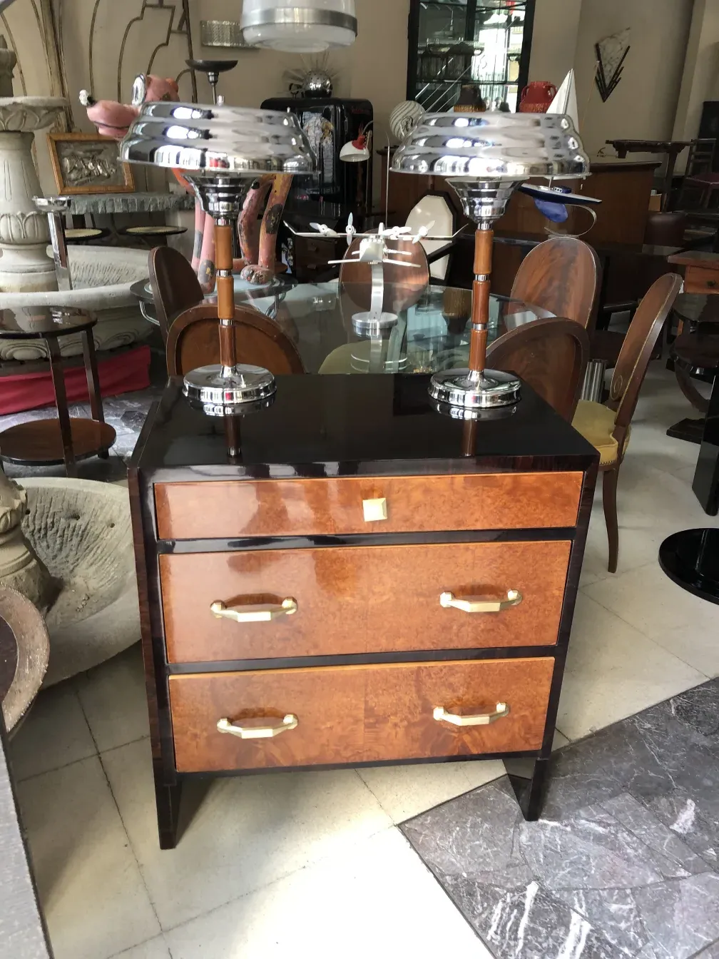 duas lâmpadas de mesa antigas com design elegante em um ambiente decorativo