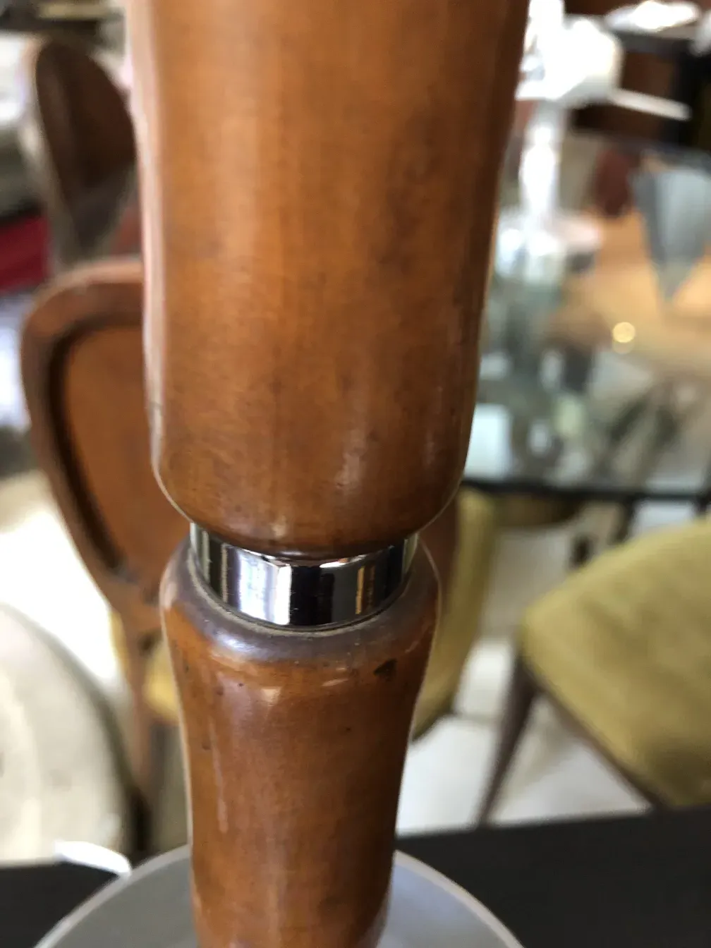 Vista detalhada de duas lâmpadas de mesa antigas