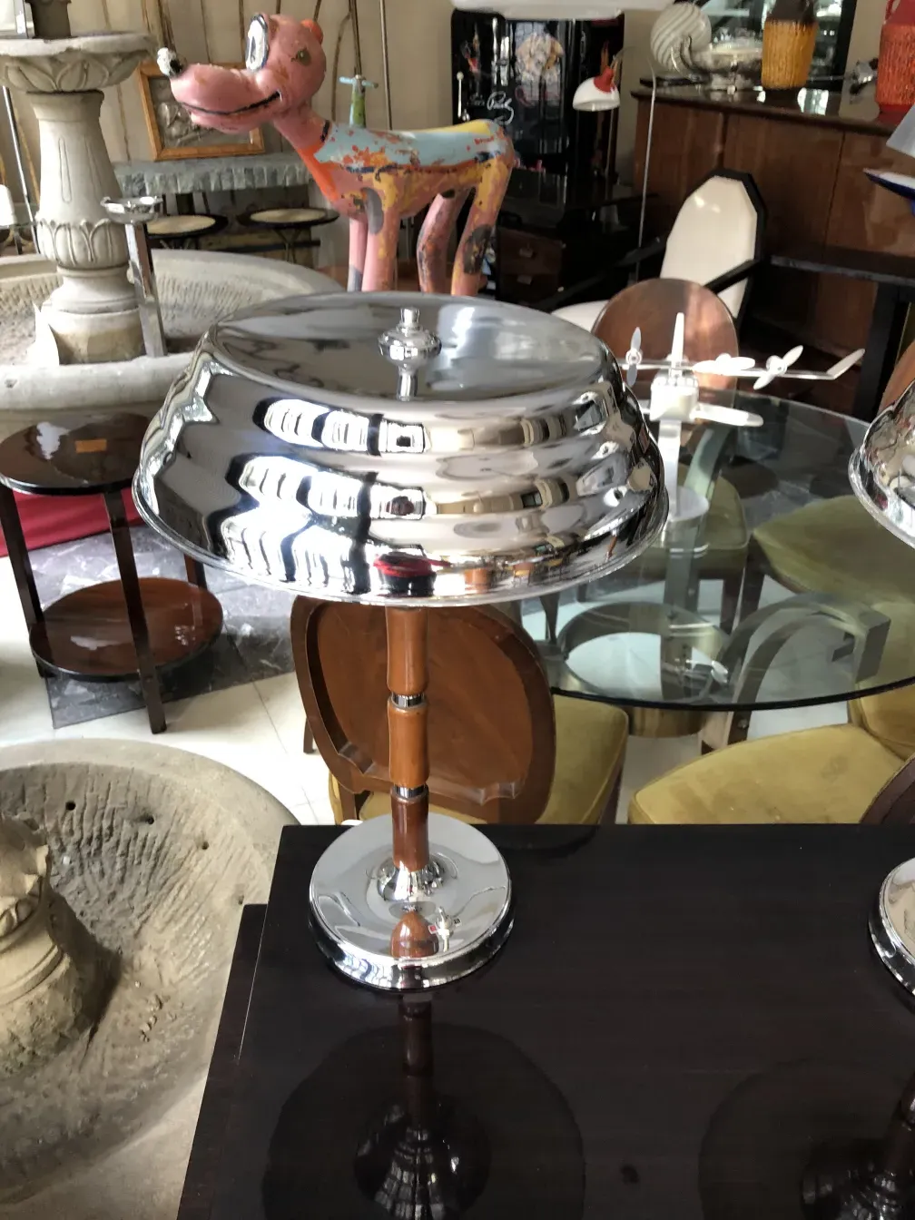 Duas lâmpadas de mesa antigas com design cromado sobre uma mesa