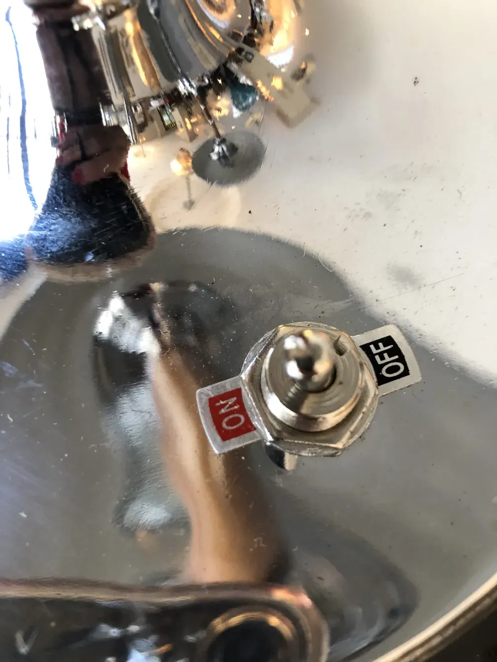 detalhe de 2 lampadas de mesa antigas com interruptor visivel